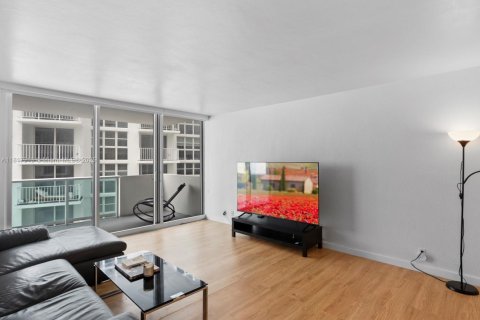 Condo in Miami Beach, Florida, 1 bedroom  № 1779132 - photo 3