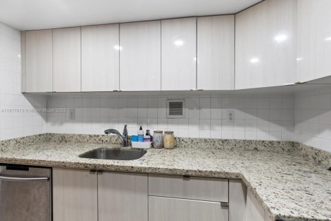 Condo in Miami Beach, Florida, 1 bedroom  № 1779132 - photo 9
