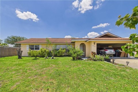 House in Palm Bay, Florida 3 bedrooms, 124.12 sq.m. № 1864176 - photo 1
