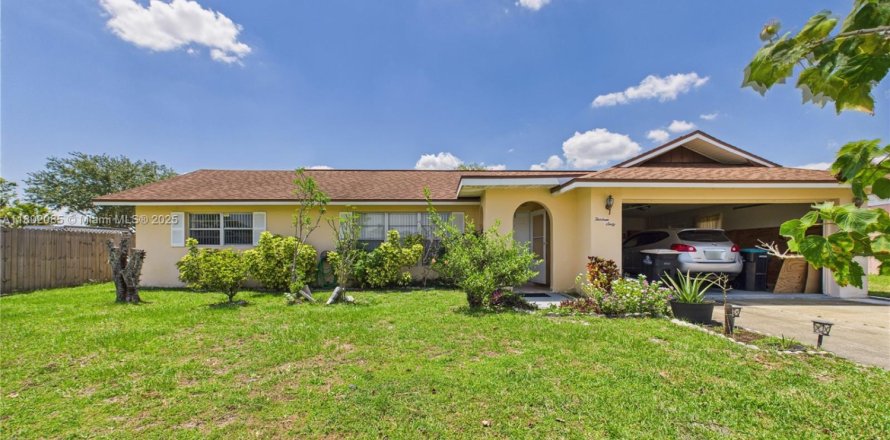 House in Palm Bay, Florida 3 bedrooms, 124.12 sq.m. № 1864176