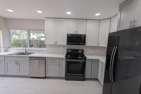 Casa en venta en Cutler Bay, Florida, 3 dormitorios, 132.2 m2 № 1955597 - foto 2