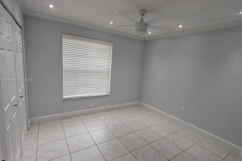 Casa en venta en Cutler Bay, Florida, 3 dormitorios, 132.2 m2 № 1955597 - foto 11