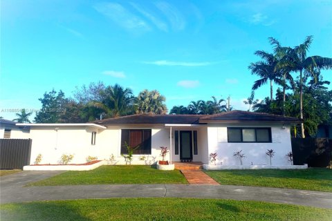 House in Miami, Florida 3 bedrooms, 139.63 sq.m. № 1429975 - photo 1