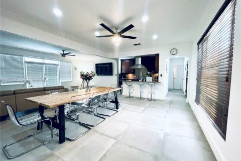 House in Miami, Florida 3 bedrooms, 139.63 sq.m. № 1429975 - photo 10