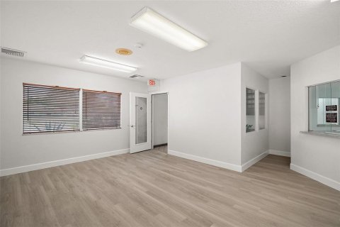 Propiedad comercial en alquiler en Leesburg, Florida, 334.45 m2 № 1742545 - foto 7