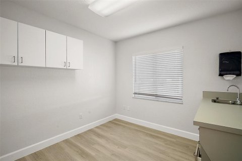 Propiedad comercial en alquiler en Leesburg, Florida, 334.45 m2 № 1742545 - foto 11