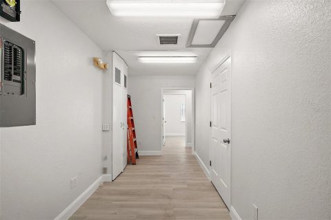 Propiedad comercial en alquiler en Leesburg, Florida, 334.45 m2 № 1742545 - foto 13