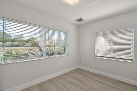 Propiedad comercial en alquiler en Leesburg, Florida, 334.45 m2 № 1742545 - foto 17