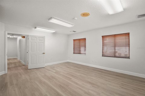 Propiedad comercial en alquiler en Leesburg, Florida, 334.45 m2 № 1742545 - foto 6