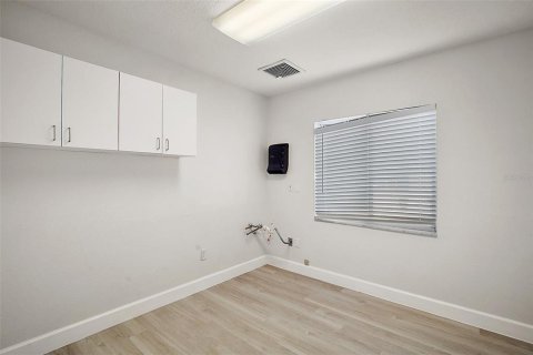 Propiedad comercial en alquiler en Leesburg, Florida, 334.45 m2 № 1742545 - foto 10