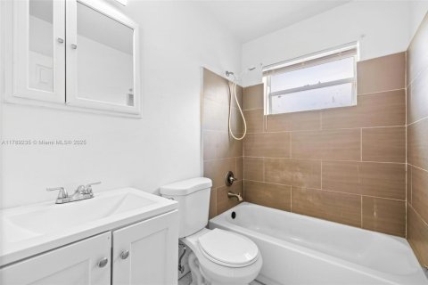 House in Hollywood, Florida 3 bedrooms, 104.52 sq.m. № 1695492 - photo 17