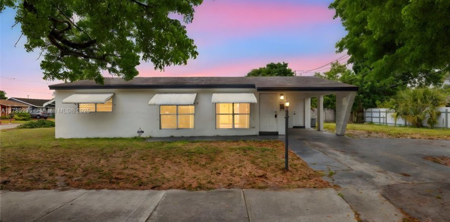 House in Hollywood, Florida 3 bedrooms, 104.52 sq.m. № 1695492