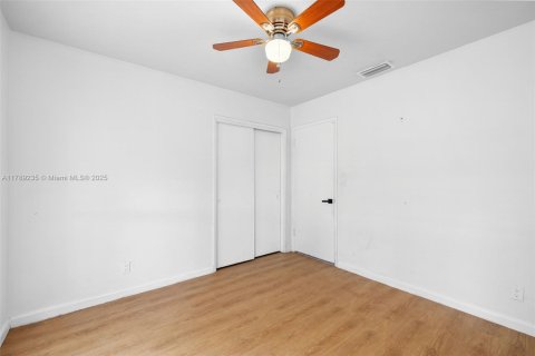 House in Hollywood, Florida 3 bedrooms, 104.52 sq.m. № 1695492 - photo 20