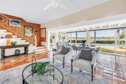 House in Saint Petersburg, Florida 4 bedrooms, 295.8 sq.m. № 2109259 - photo 5