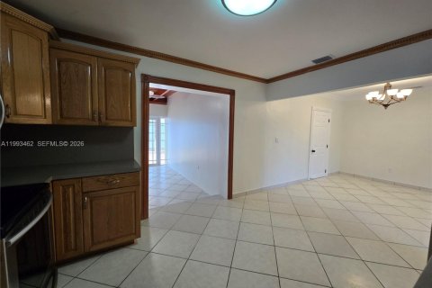House in Miami-Dade, Florida 4 bedrooms, 184.69 sq.m. № 2055363 - photo 12
