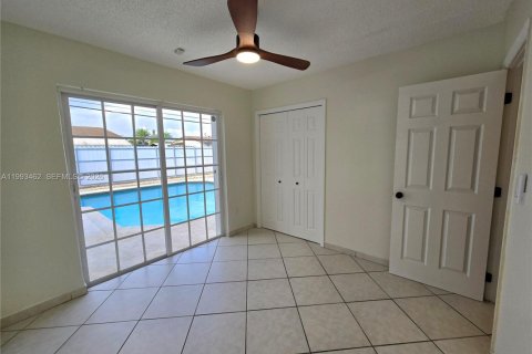 House in Miami-Dade, Florida 4 bedrooms, 184.69 sq.m. № 2055363 - photo 27