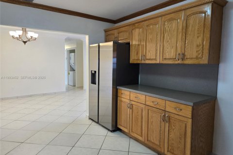 House in Miami-Dade, Florida 4 bedrooms, 184.69 sq.m. № 2055363 - photo 11