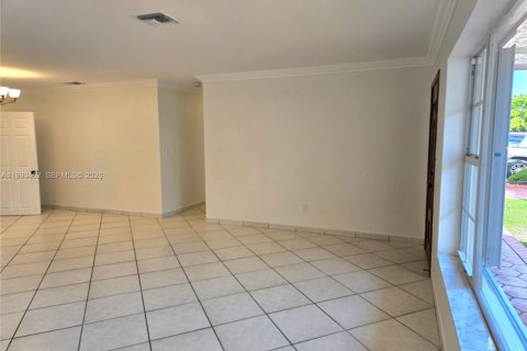 House in Miami-Dade, Florida 4 bedrooms, 184.69 sq.m. № 2055363 - photo 7