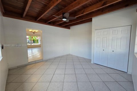 House in Miami-Dade, Florida 4 bedrooms, 184.69 sq.m. № 2055363 - photo 23