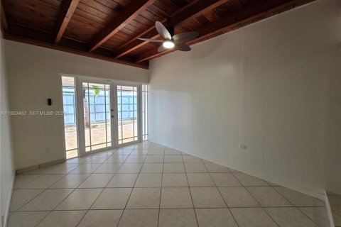 House in Miami-Dade, Florida 4 bedrooms, 184.69 sq.m. № 2055363 - photo 14