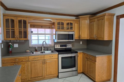 House in Miami-Dade, Florida 4 bedrooms, 184.69 sq.m. № 2055363 - photo 10