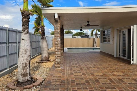 House in Miami-Dade, Florida 4 bedrooms, 184.69 sq.m. № 2055363 - photo 18