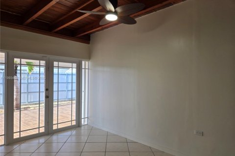 House in Miami-Dade, Florida 4 bedrooms, 184.69 sq.m. № 2055363 - photo 15