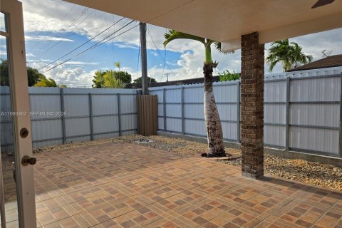 House in Miami-Dade, Florida 4 bedrooms, 184.69 sq.m. № 2055363 - photo 17