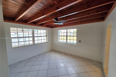 House in Miami-Dade, Florida 4 bedrooms, 184.69 sq.m. № 2055363 - photo 22