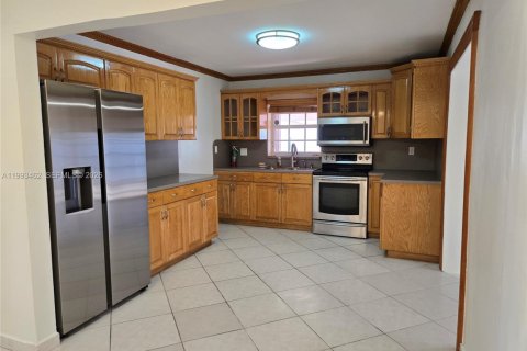 House in Miami-Dade, Florida 4 bedrooms, 184.69 sq.m. № 2055363 - photo 9