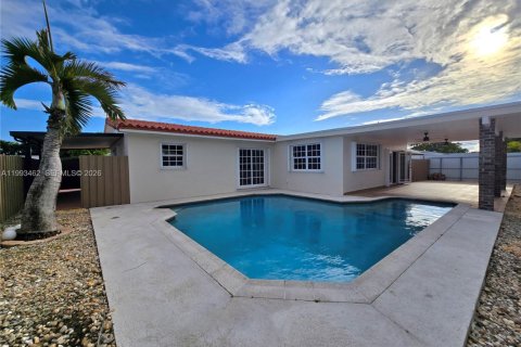 House in Miami-Dade, Florida 4 bedrooms, 184.69 sq.m. № 2055363 - photo 21