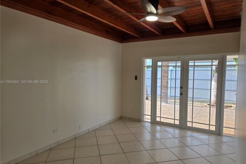 House in Miami-Dade, Florida 4 bedrooms, 184.69 sq.m. № 2055363 - photo 13