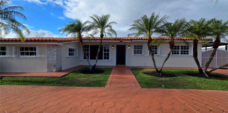 House in Miami-Dade, Florida 4 bedrooms, 184.69 sq.m. № 2055363