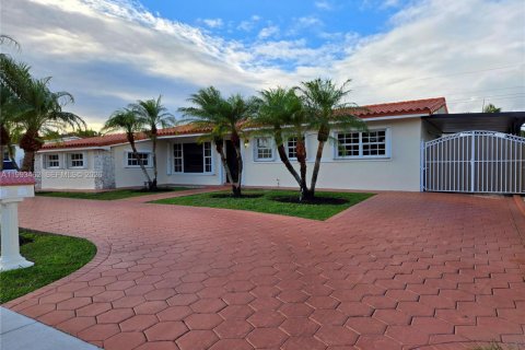 House in Miami-Dade, Florida 4 bedrooms, 184.69 sq.m. № 2055363 - photo 3
