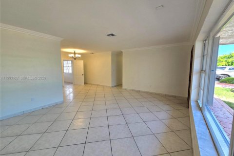 House in Miami-Dade, Florida 4 bedrooms, 184.69 sq.m. № 2055363 - photo 8