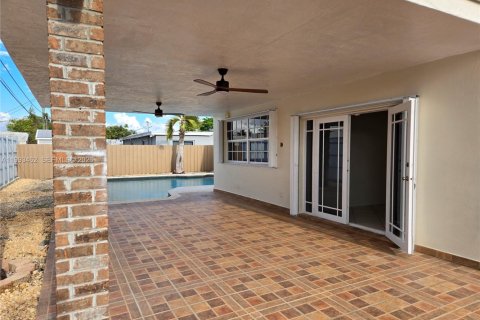 House in Miami-Dade, Florida 4 bedrooms, 184.69 sq.m. № 2055363 - photo 19