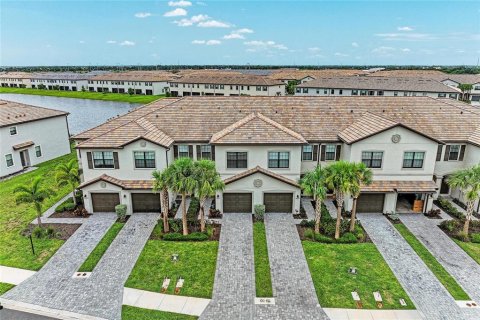 Townhouse in LORRAINE LAKES in Lakewood Ranch, Florida 3 bedrooms, 178.84 sq.m. № 2277852