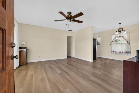 House in Saint Petersburg, Florida 3 bedrooms, 107.49 sq.m. № 2406364 - photo 5