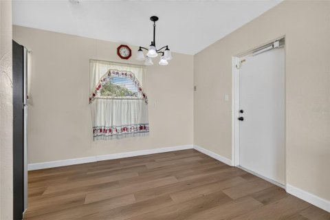 House in Saint Petersburg, Florida 3 bedrooms, 107.49 sq.m. № 2406364 - photo 12