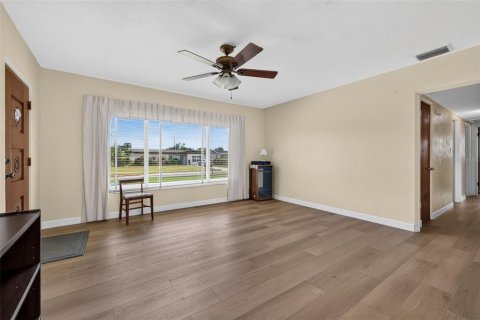 House in Saint Petersburg, Florida 3 bedrooms, 107.49 sq.m. № 2406364 - photo 6
