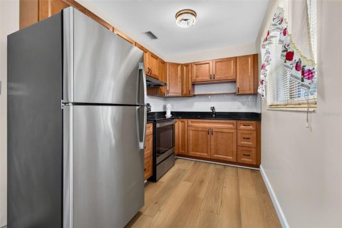 House in Saint Petersburg, Florida 3 bedrooms, 107.49 sq.m. № 2406364 - photo 9
