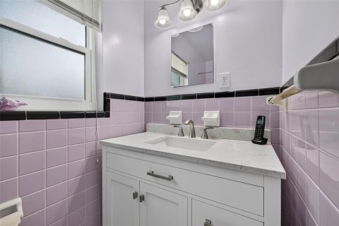 House in Saint Petersburg, Florida 3 bedrooms, 107.49 sq.m. № 2406364 - photo 16