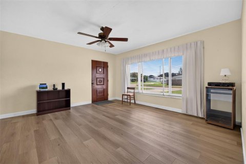 House in Saint Petersburg, Florida 3 bedrooms, 107.49 sq.m. № 2406364 - photo 7