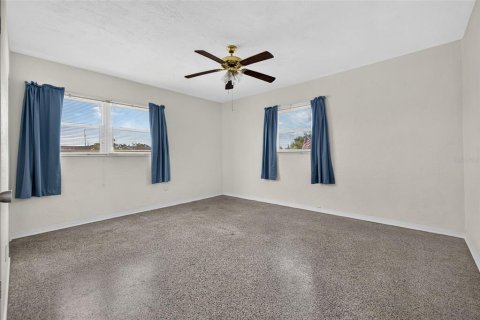 House in Saint Petersburg, Florida 3 bedrooms, 107.49 sq.m. № 2406364 - photo 13