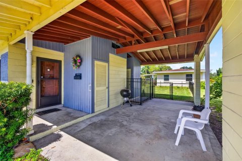 House in Saint Petersburg, Florida 3 bedrooms, 107.49 sq.m. № 2406364 - photo 4
