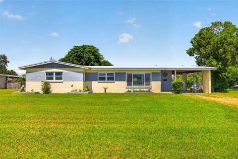 House in Saint Petersburg, Florida 3 bedrooms, 107.49 sq.m. № 2406364
