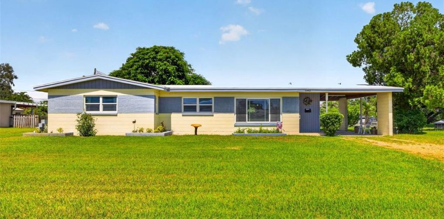 House in Saint Petersburg, Florida 3 bedrooms, 107.49 sq.m. № 2406364