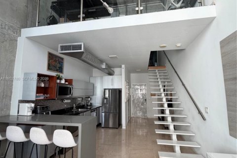 Condominio en alquiler en Miami, Florida, 1 dormitorio, 103.4 m2 № 2023558 - foto 5