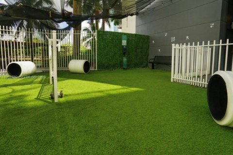 Condominio en alquiler en Miami, Florida, 1 dormitorio, 103.4 m2 № 2023558 - foto 16