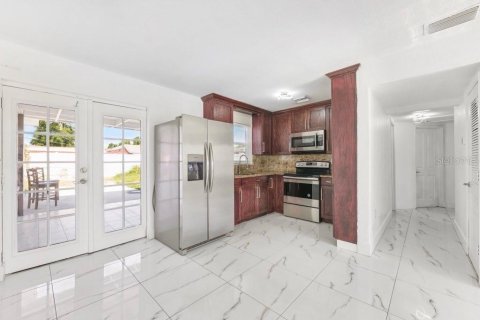 Casa en alquiler en Tampa, Florida, 4 dormitorios, 122.45 m2 № 1819059 - foto 4